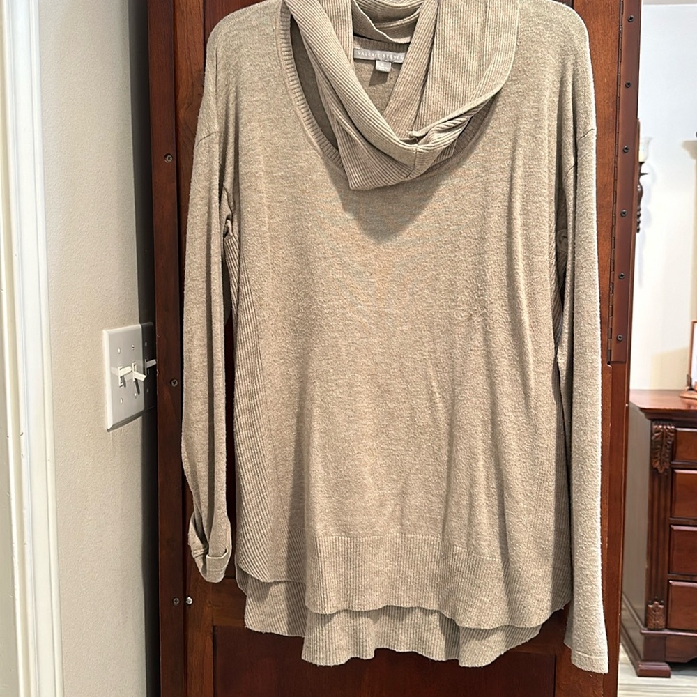 Dark tan detachable turtle neck detailed bottom sweater